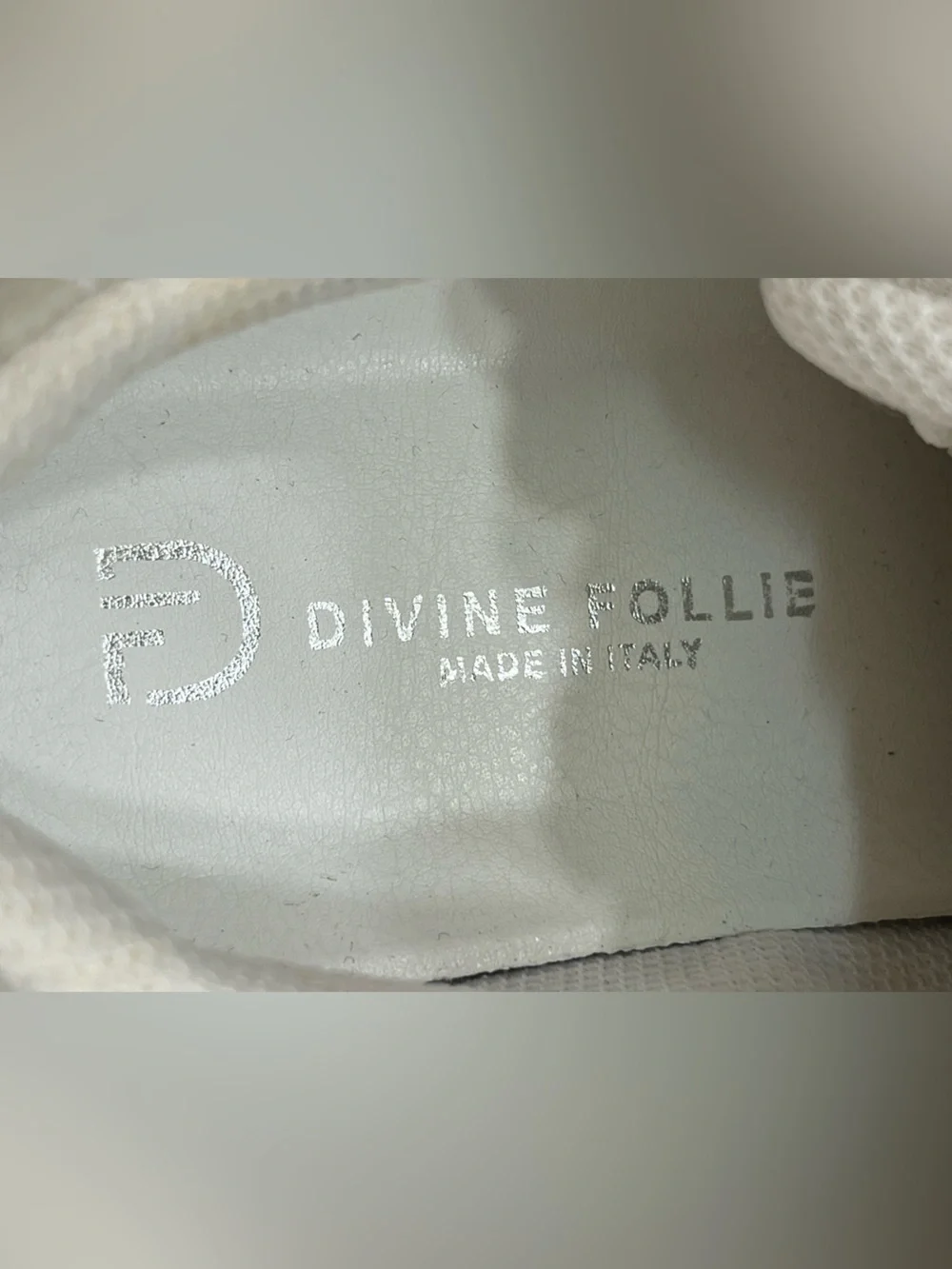 Divine Follie like new
